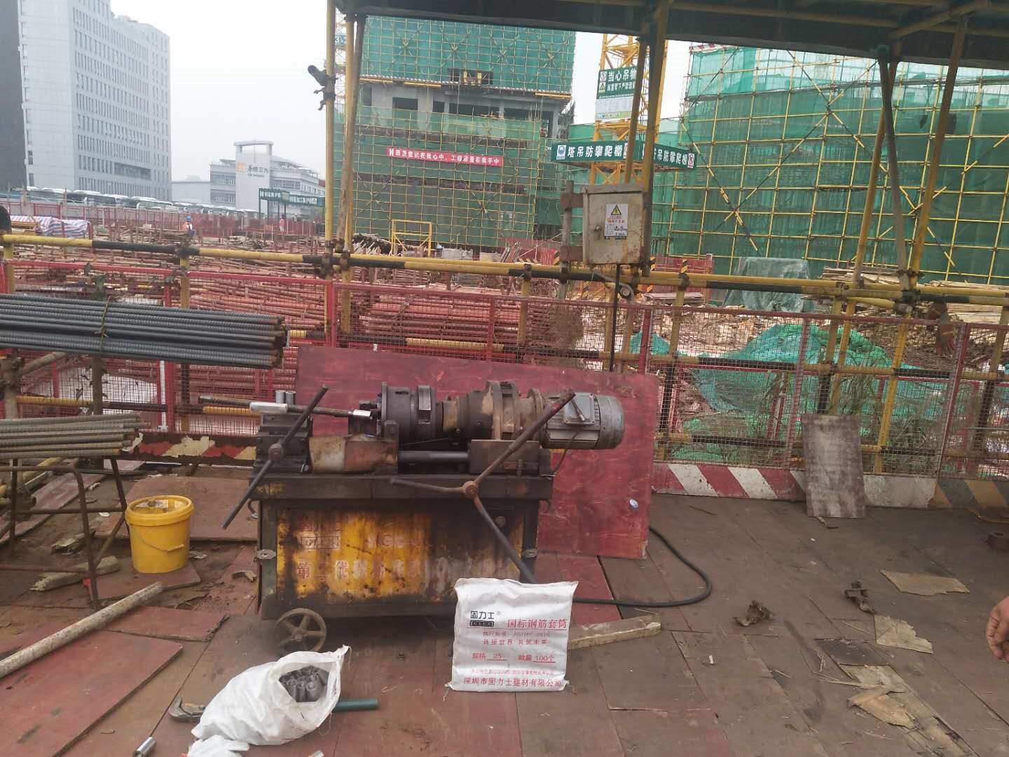項目施工現(xiàn)場正使用固力士產(chǎn)品作業(yè)