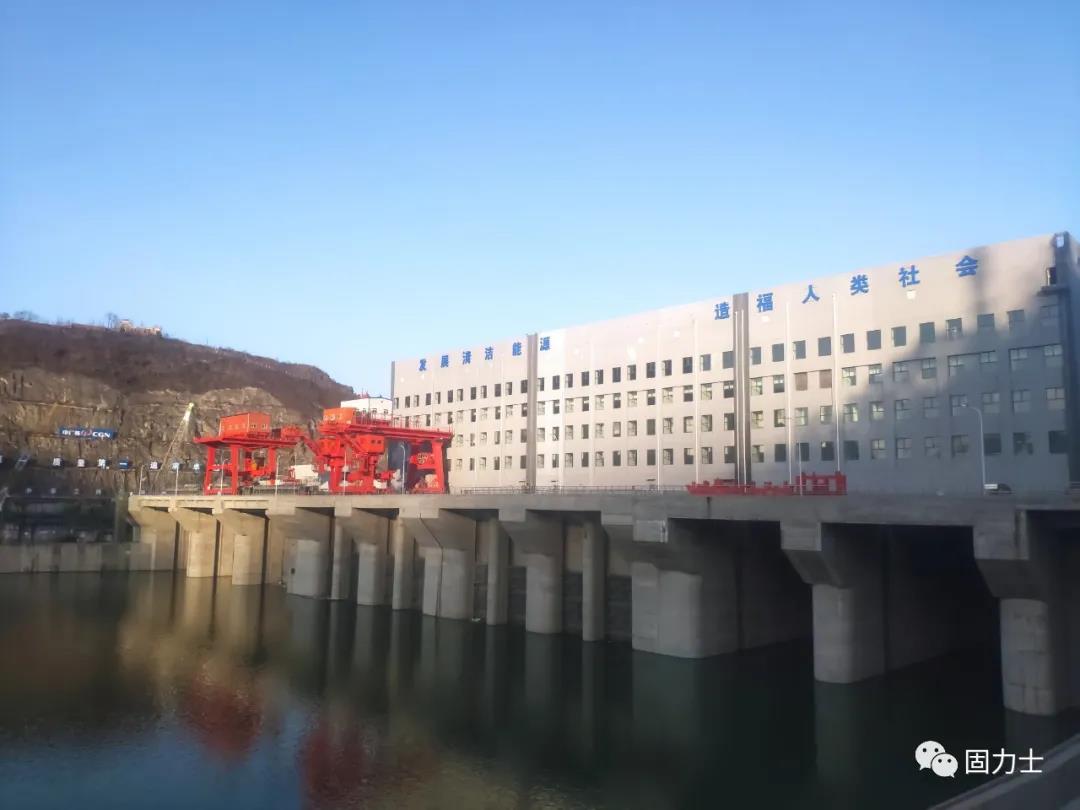 　　漢江白河(夾河)水電站項目效果圖 　　漢江白河(夾河)水電站項目效果圖  　　漢江白河水電站樞紐工程是陜西省“十三五”續(xù)建項目之一，為加快推進重點項目建設(shè)，造福兩岸百姓，白河縣加大溝通協(xié)調(diào)力度，最終中廣核集團與中國信達公司以控股的方式共同投資建設(shè)。為保障工程建設(shè)順利實施，白河縣先后多次召開縣長辦公會、項目建設(shè)推進會，做好移民安置、環(huán)境保障、項目服務等工作，積極為工程建設(shè)創(chuàng)造良好的施工環(huán)境?！?  　　漢江白河(夾河)水電站項目實景